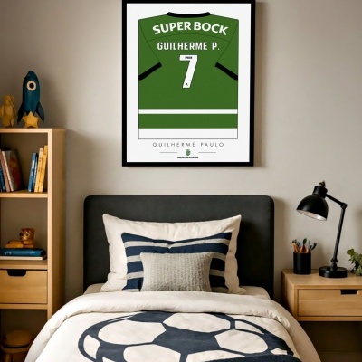 Quarto infantil com cama com edredão de futebol, estante de madeira e quadro emoldurado de camisa de futebol verde