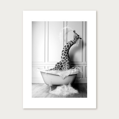 Girafa numa banheira clássica com espuma e água