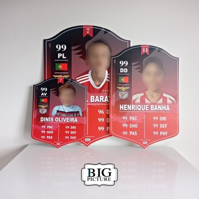 Três placas de acrílico com design de cards de futebol