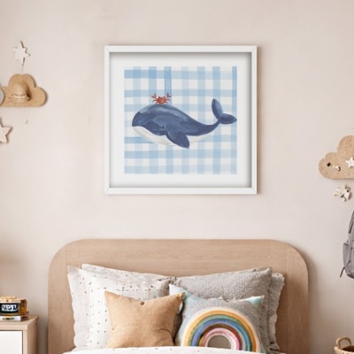Quarto infantil com cama e quadro de baleia azul na parede