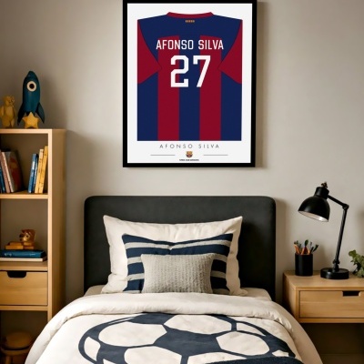 Quarto decorado com cama e quadro com camisola de futebol azul e grená AFONSO SILVA 27