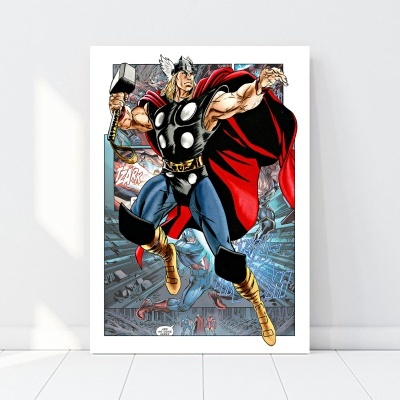 Ilustração colorida de Thor com martelo, capa vermelha e armadura preta