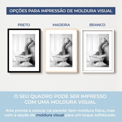 Três molduras visuais com fotografia de girafa numa banheira, opções em preto, madeira e branco.