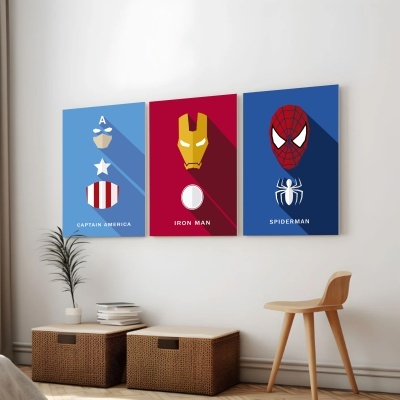 Três quadros minimalistas de heróis Marvel Capitão América, Homem de Ferro e Homem-Aranha numa parede branca