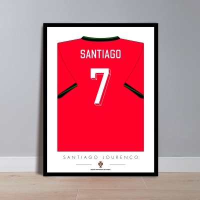 Quadro com camisola vermelha de futebol com nome Santiago e número 7