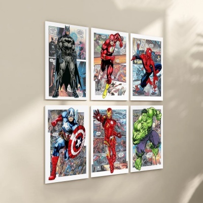 Seis quadros de super-heróis dos quadrinhos pendurados numa parede clara.