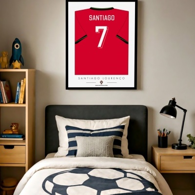 Quarto com cama decorada com tema de futebol e quadro de camisa vermelha personalizada