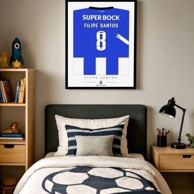 Quarto com cama, almofadas, moldura com camisola de futebol azul FC Porto e mesas de cabeceira
