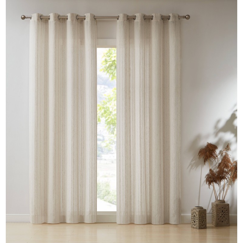 Cortinas bege claro em varão metálico com padrão listrado em ambiente minimalista com plantas secas