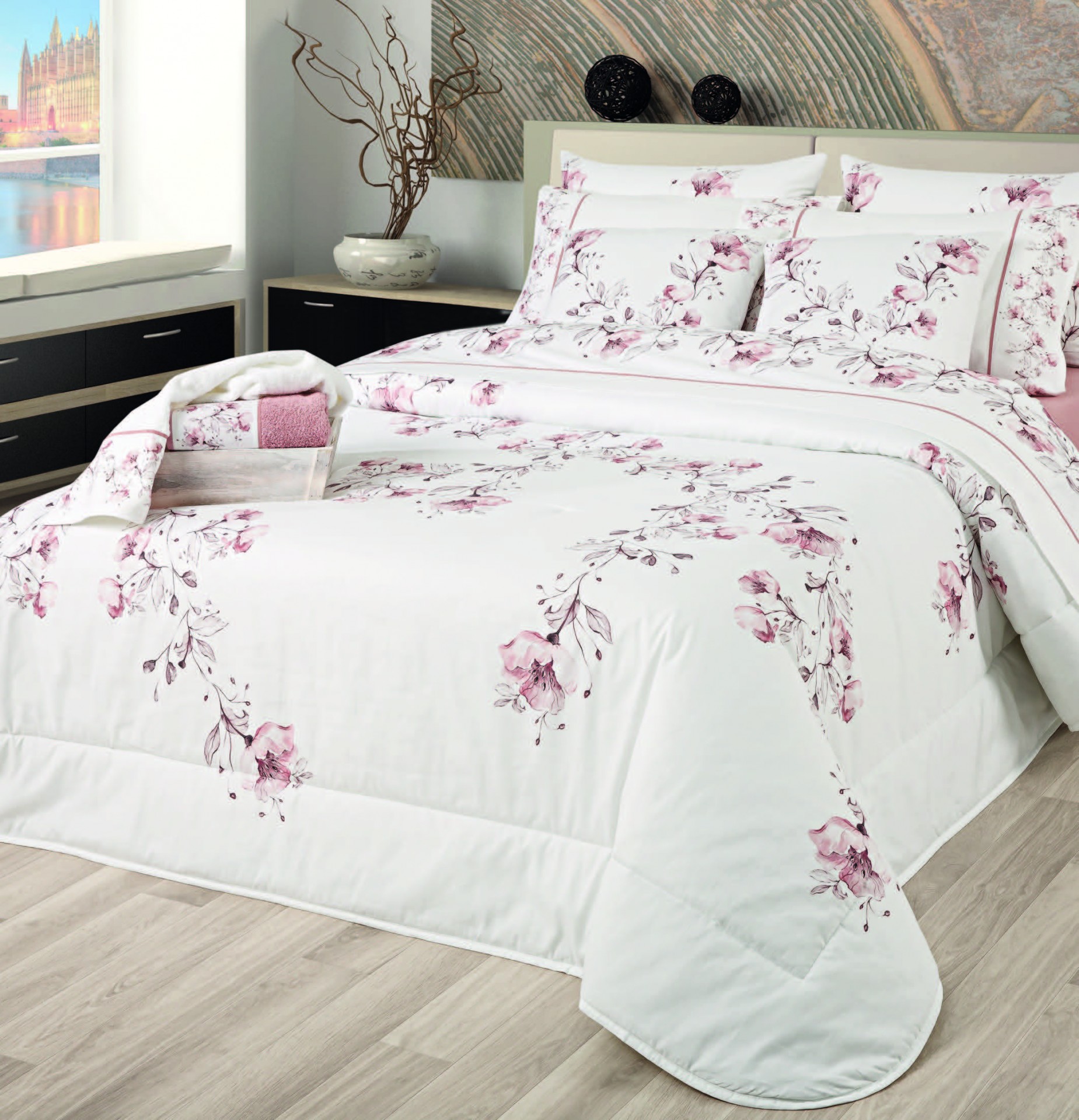 cama de casal com roupa de cama branca e padrão floral rosa