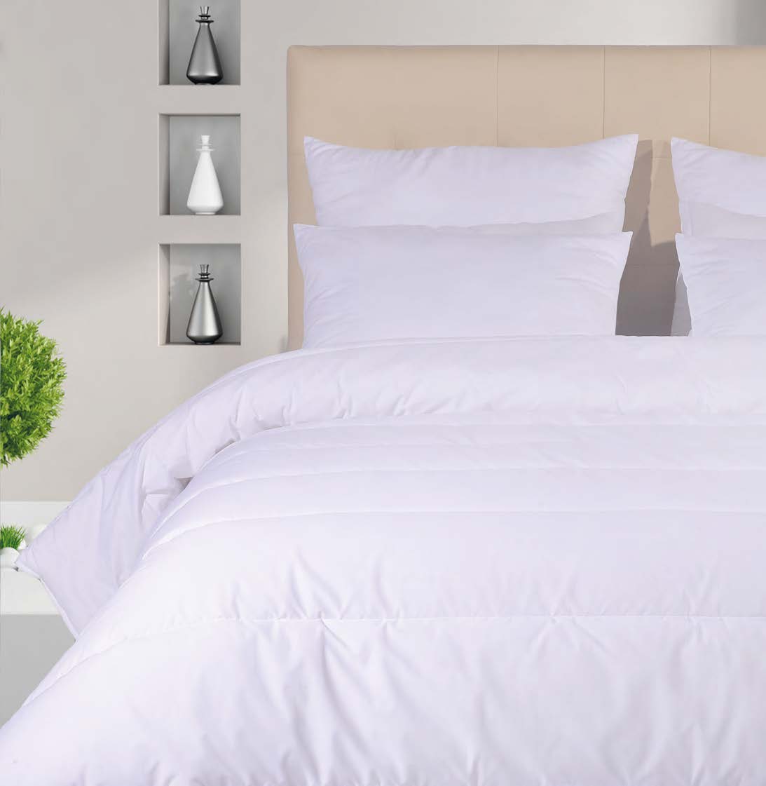 Colcha branca com almofadas num quarto minimalista