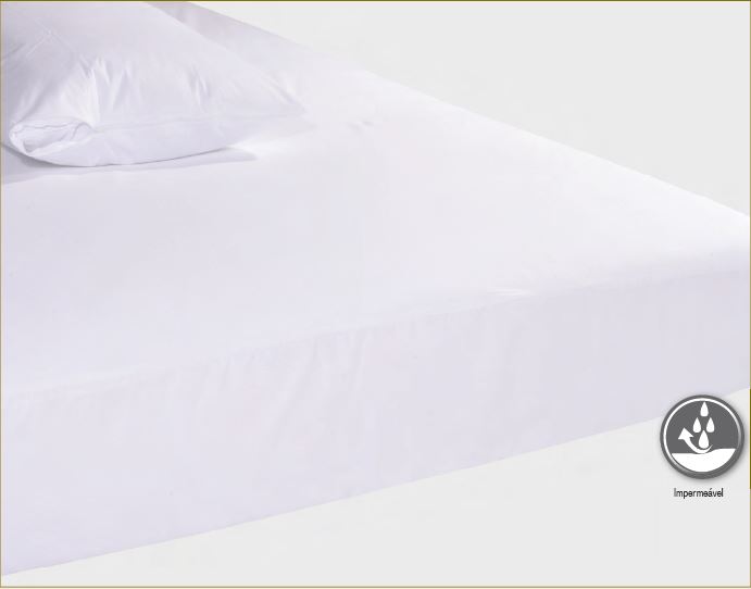 Cama com lençol impermeável branco e travesseiro