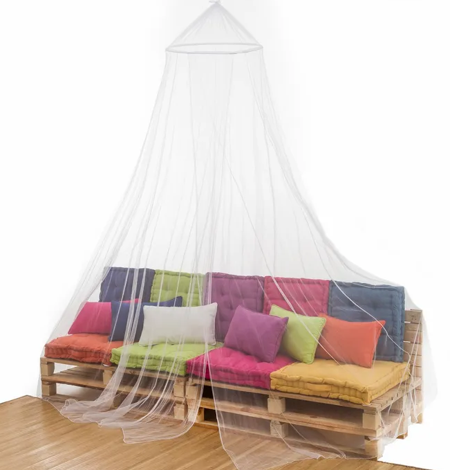 Mosquiteiro branco transparente cobrindo sofá de paletes com almofadas coloridas