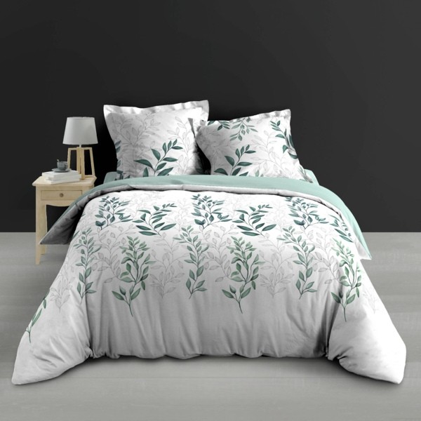 Conjunto de roupa de cama branca com padrão de folhas verdes e cinzentas, em quarto com parede preta e mesa de cabeceira com candeeiro