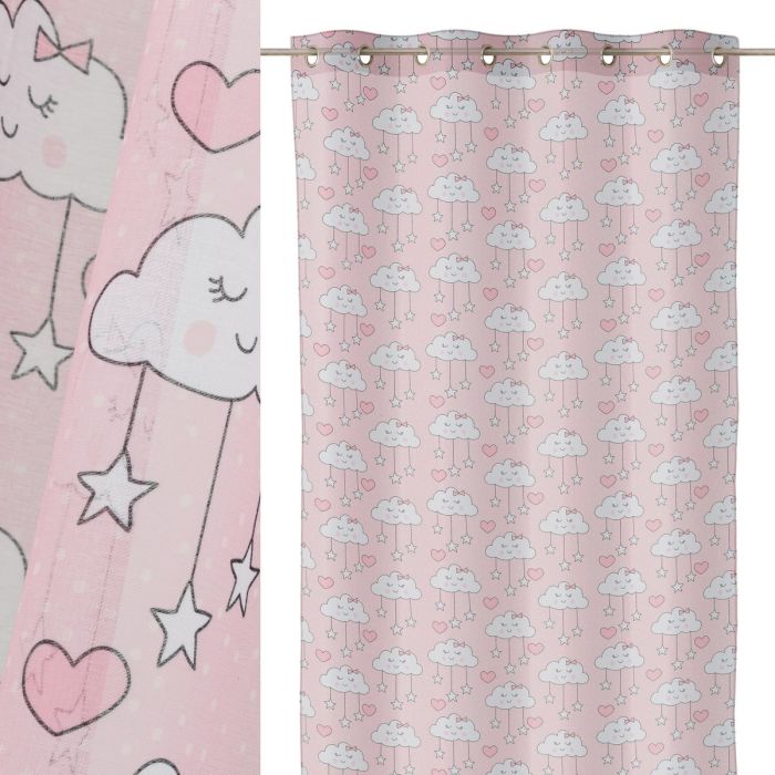 Cortina rosa com padrão de nuvens sorridentes, estrelas e corações