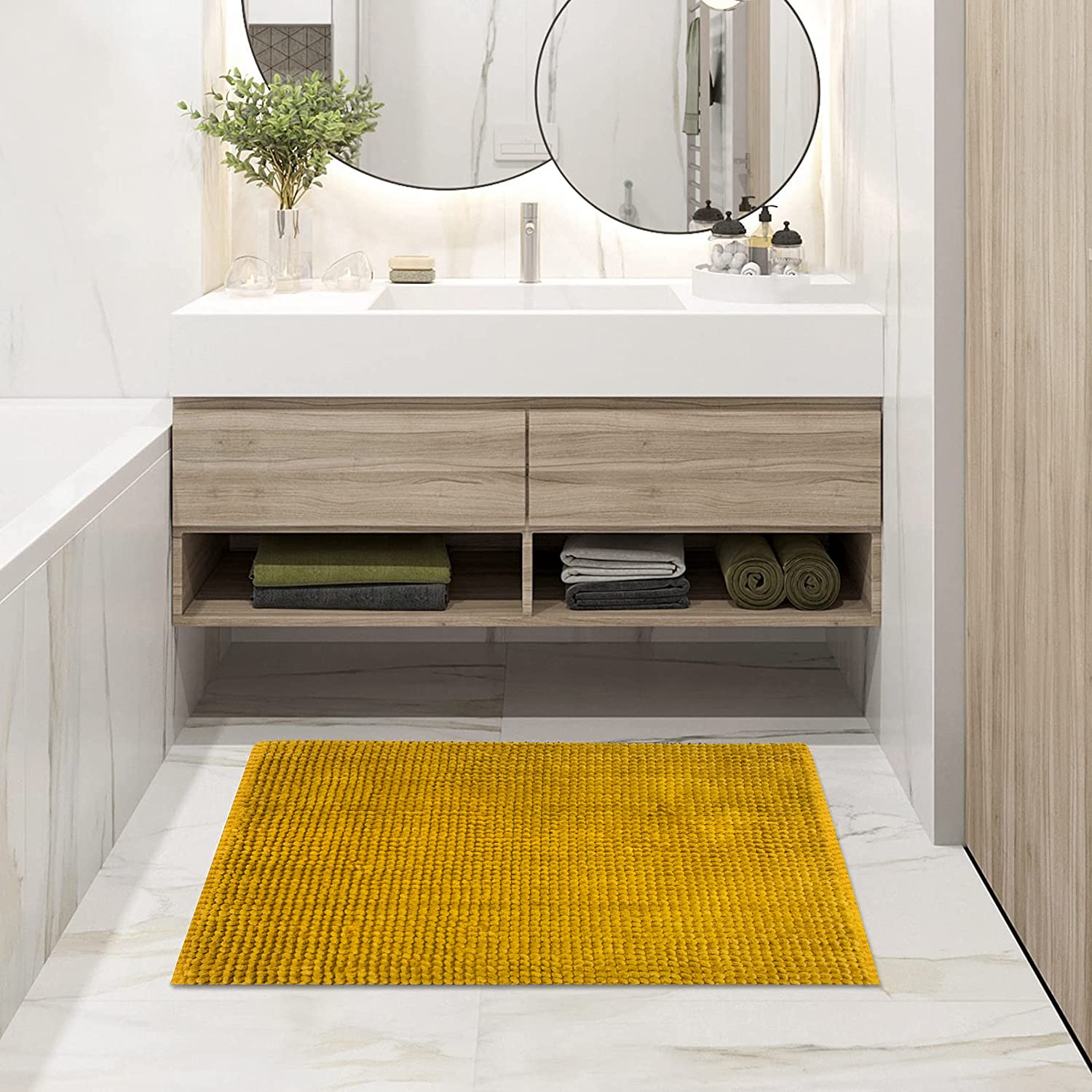 Tapete amarelo felpudo em casa de banho moderna com lavatório e armário de madeira clara