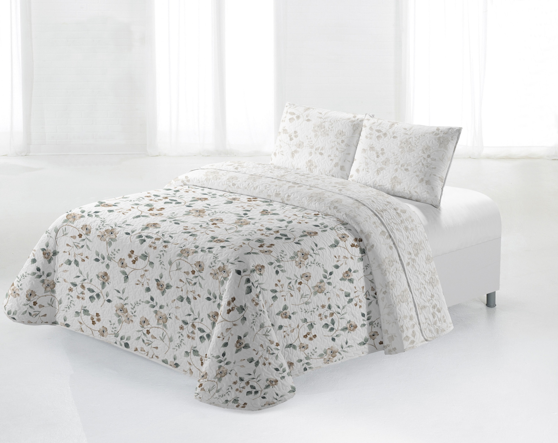 Conjunto de roupa de cama floral em branco e tons castanhos