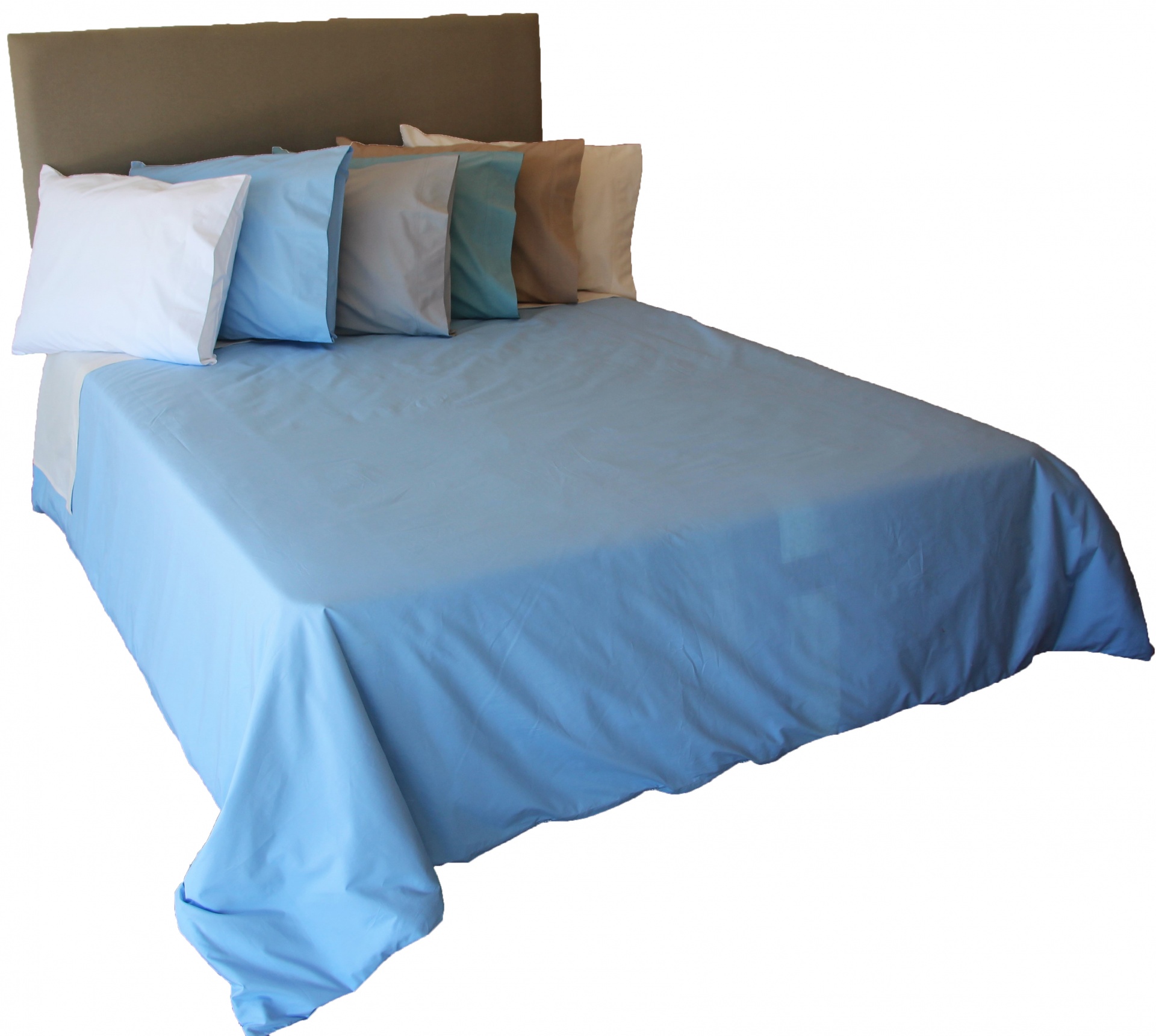 cama de casal com roupa de cama azul clara e almofadas de cores variadas