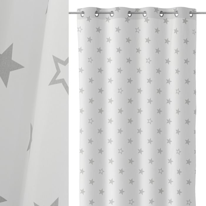 Cortina branca com estrelas cinzentas pendurada num varão