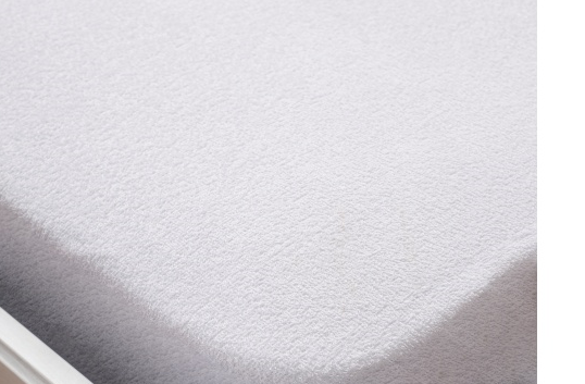 Colchão branco com textura felpuda numa cama clara