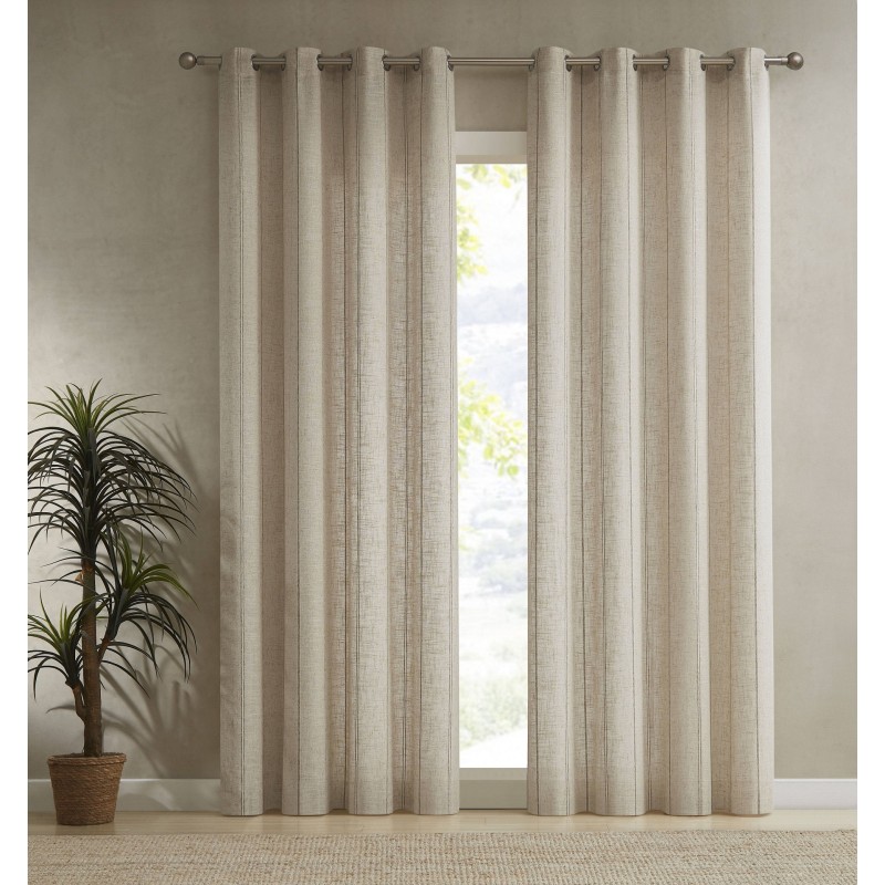 Cortinas bege com padrão listrado vertical penduradas num varão metálico prateado numa sala clara.