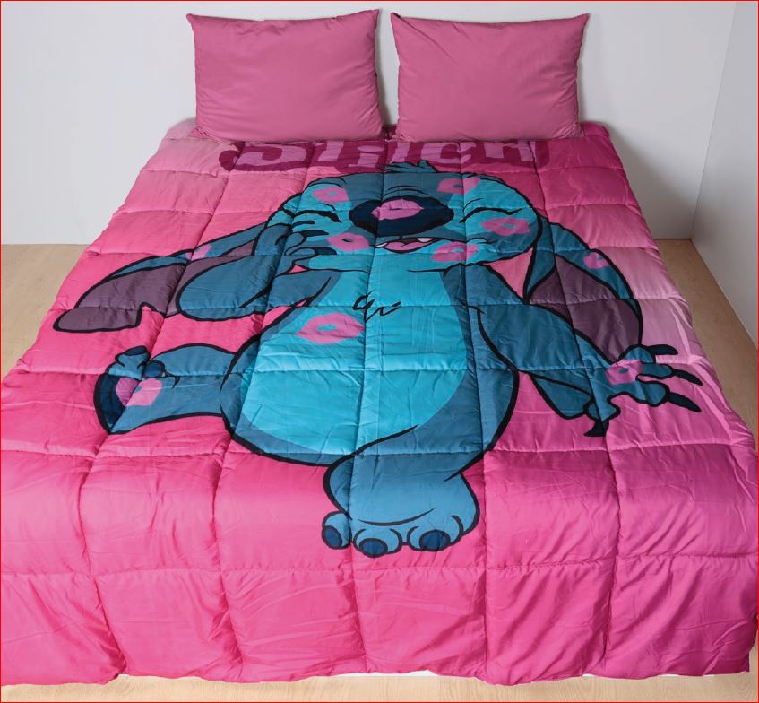 Edredão rosa com desenho do Stitch azul e lilás com beijos cor de rosa numa cama com almofadas cor-de-rosa