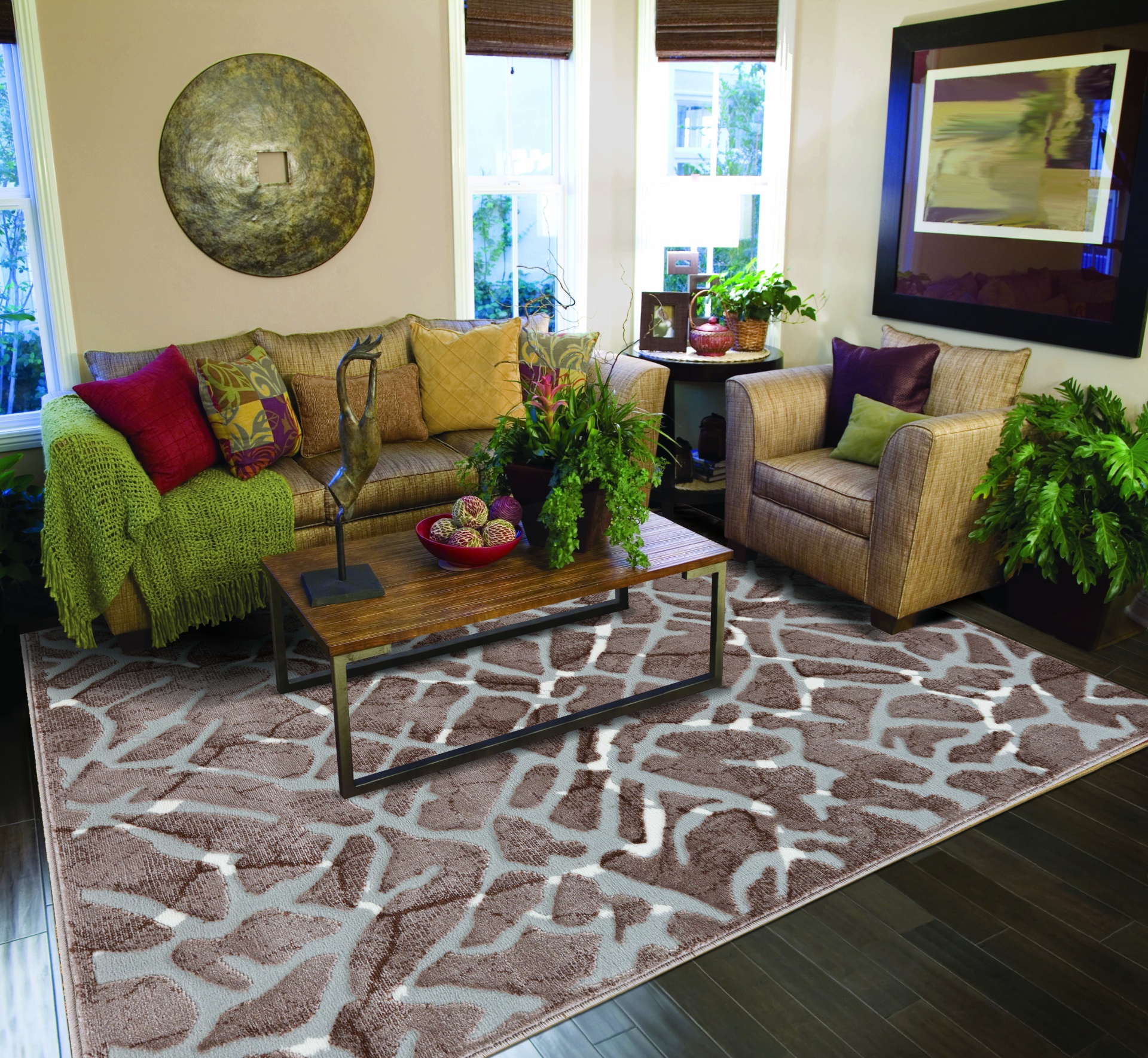 Sala de estar com sofá, poltrona, mesa de centro e tapete decorativo