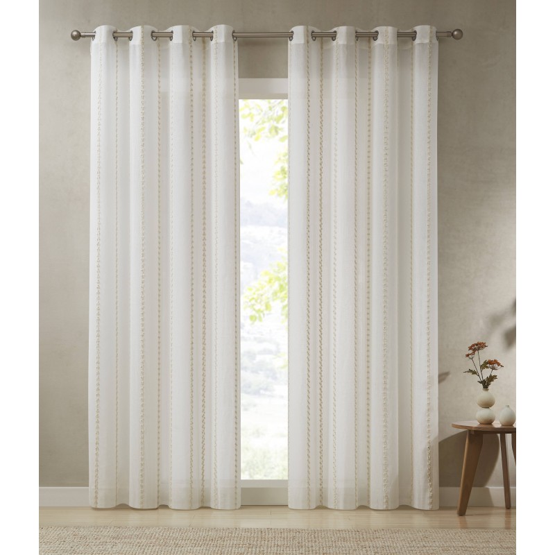 Cortina branca translúcida com padrão de pontos bege em varão metálico prateado em sala com mesa e flores