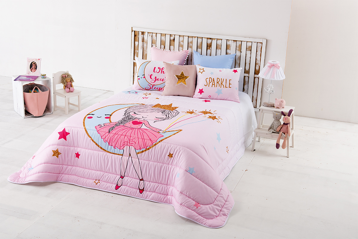 Cama infantil com roupa de cama rosa com fada e almofadas decorativas