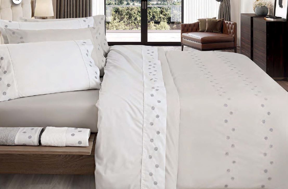 Conjunto de roupa de cama branco com padrões florais cinza