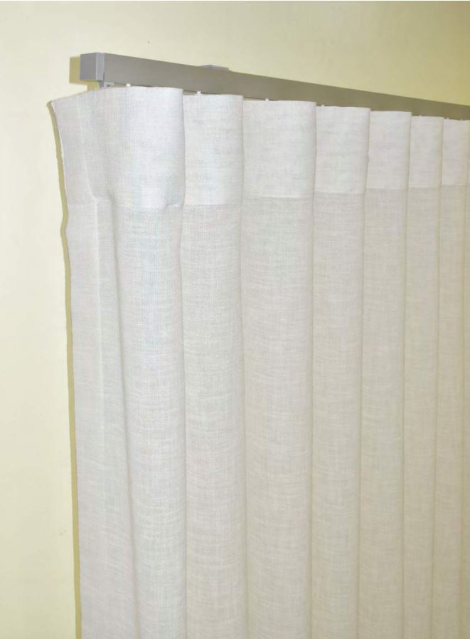 Cortina branca em tecido leve pendurada num varão metálico prateado