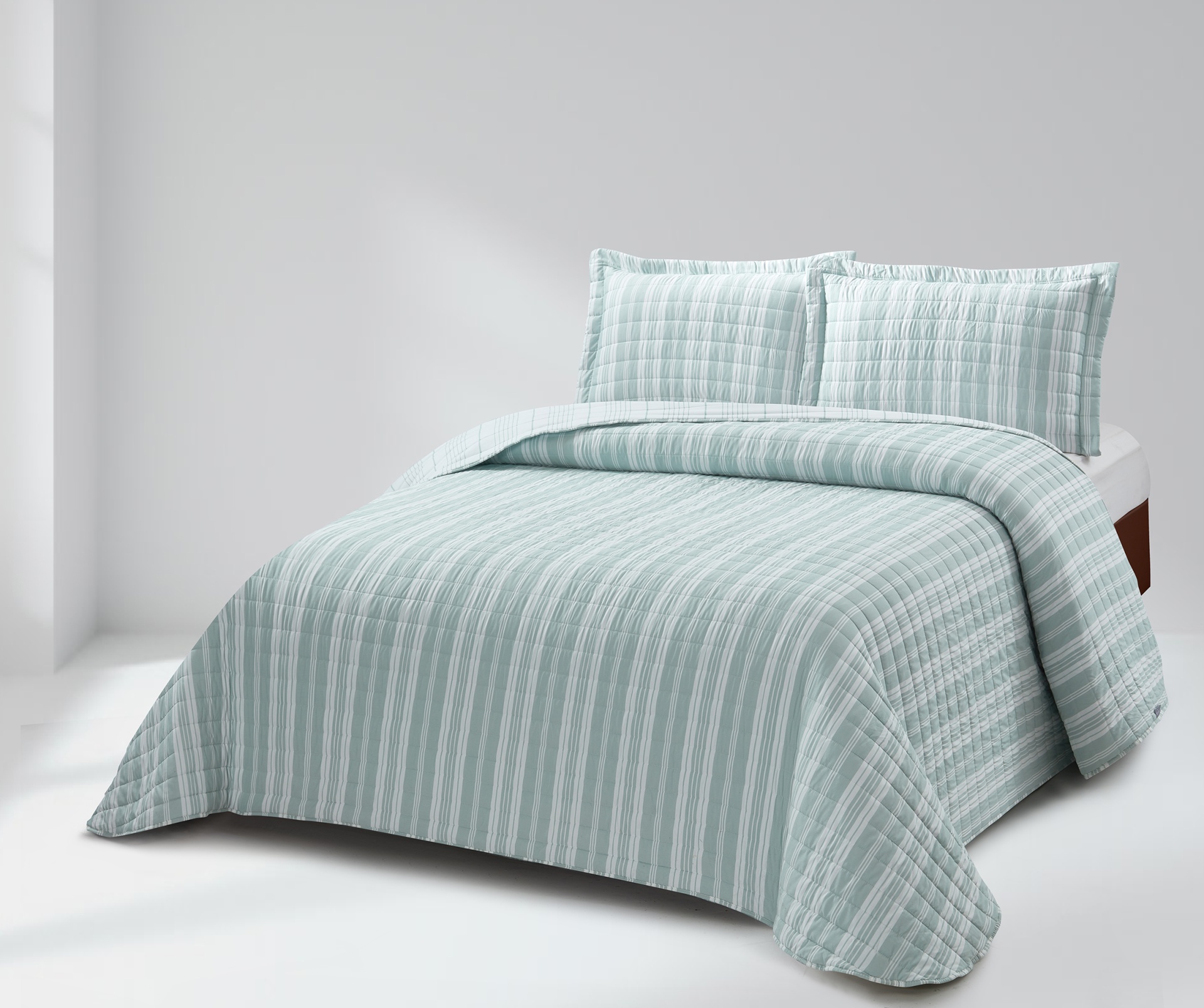 Conjunto de cama azul e branco com edredão e almofadas