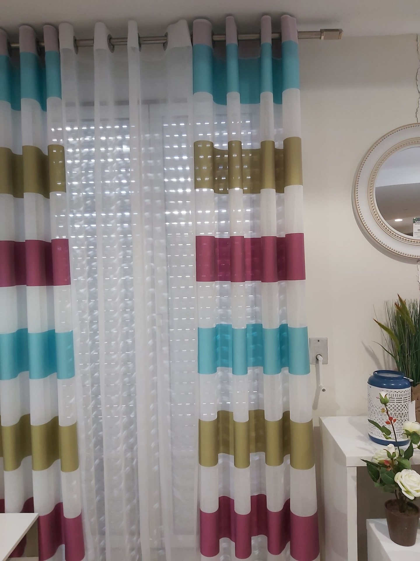 Cortina colorida de riscas largas com cortina branca translúcida e decoração interior