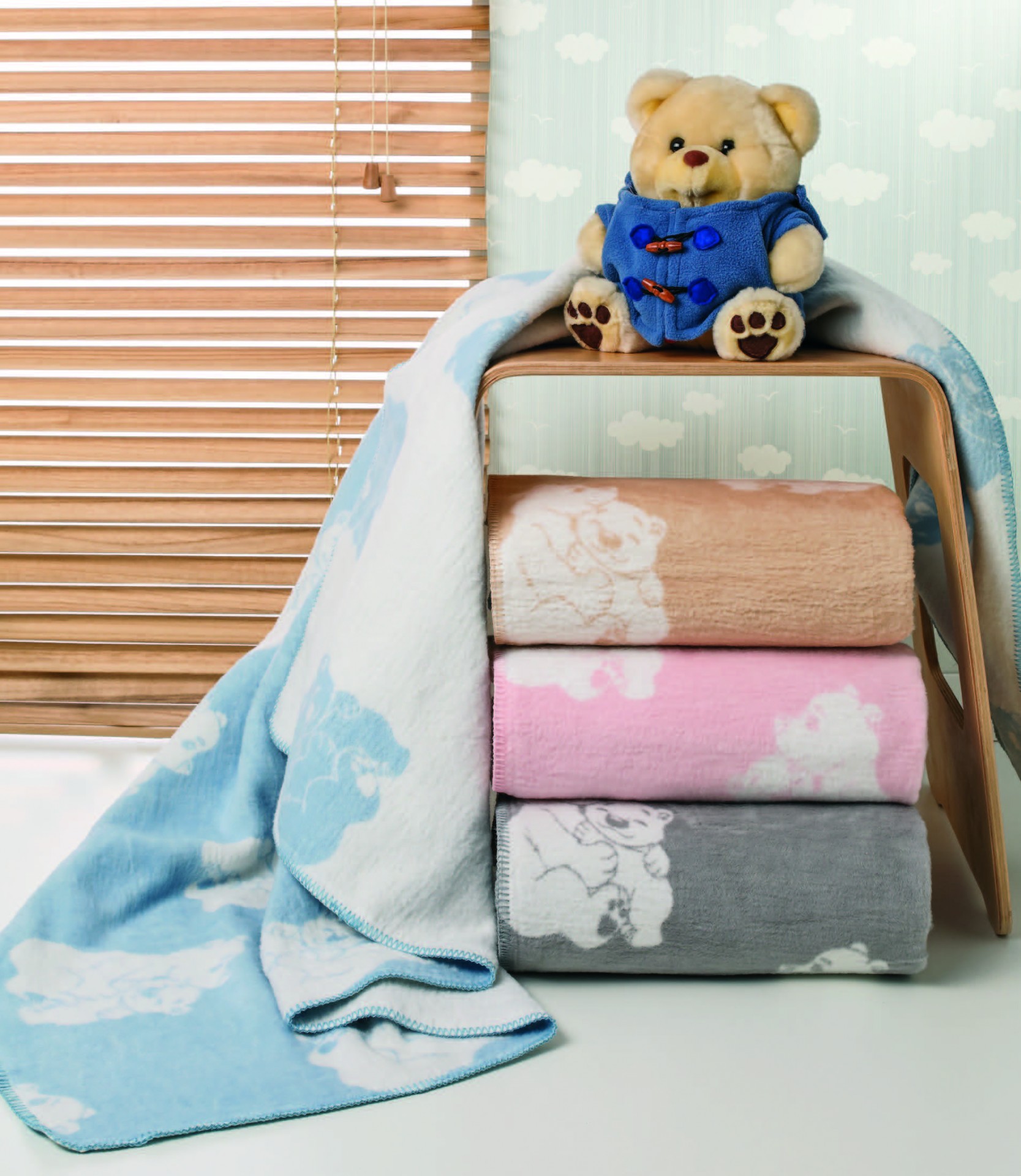Mantas com padrão de ursinhos e ursinho de peluche com casaco azul