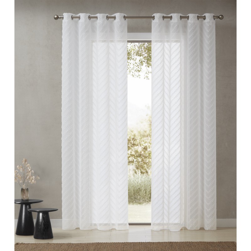 Cortinas brancas translúcidas com padrão espinha de peixe e barra metálica