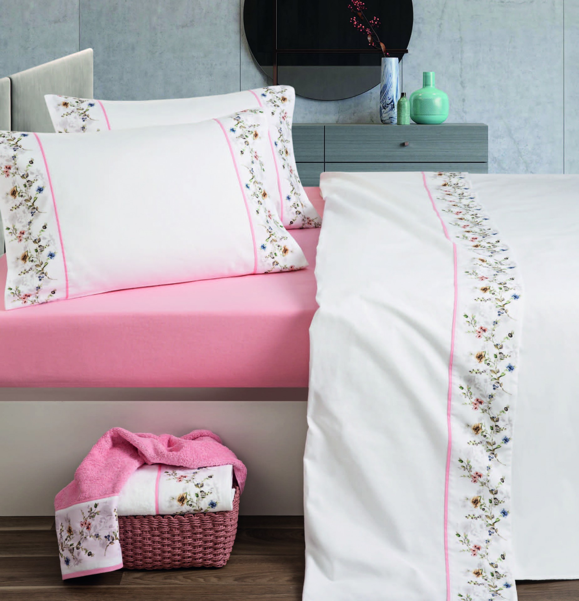 Jogo de cama branco com bordado floral e lençol rosa em quarto moderno