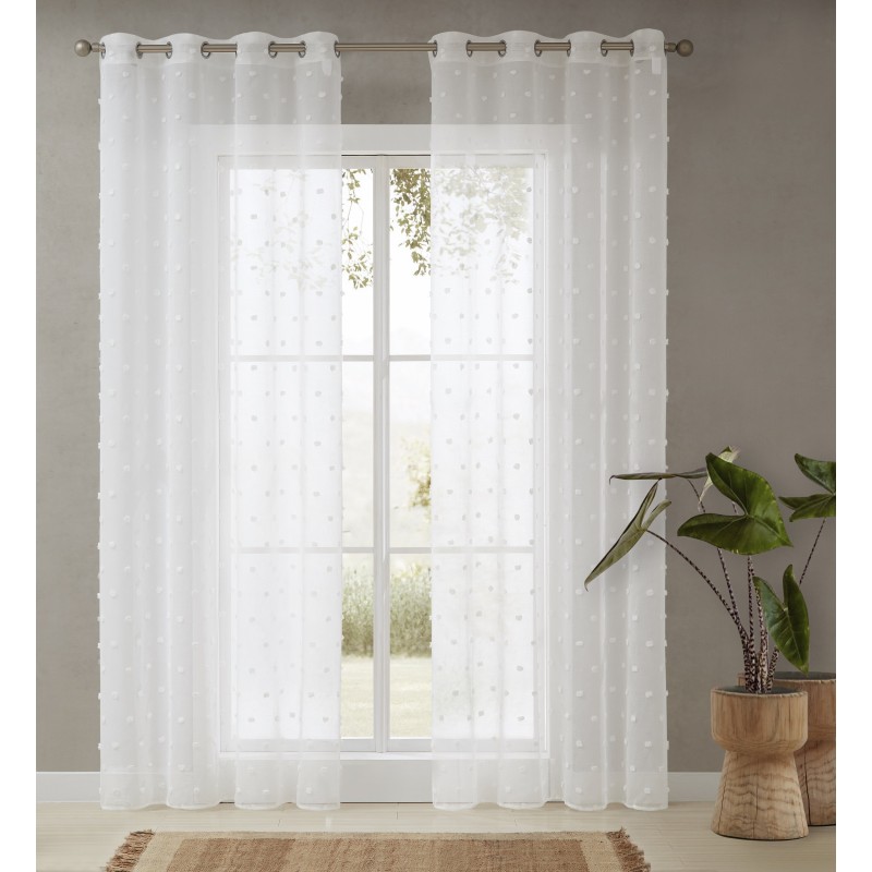 Cortinado branco translúcido com padrão texturizado numa janela interior