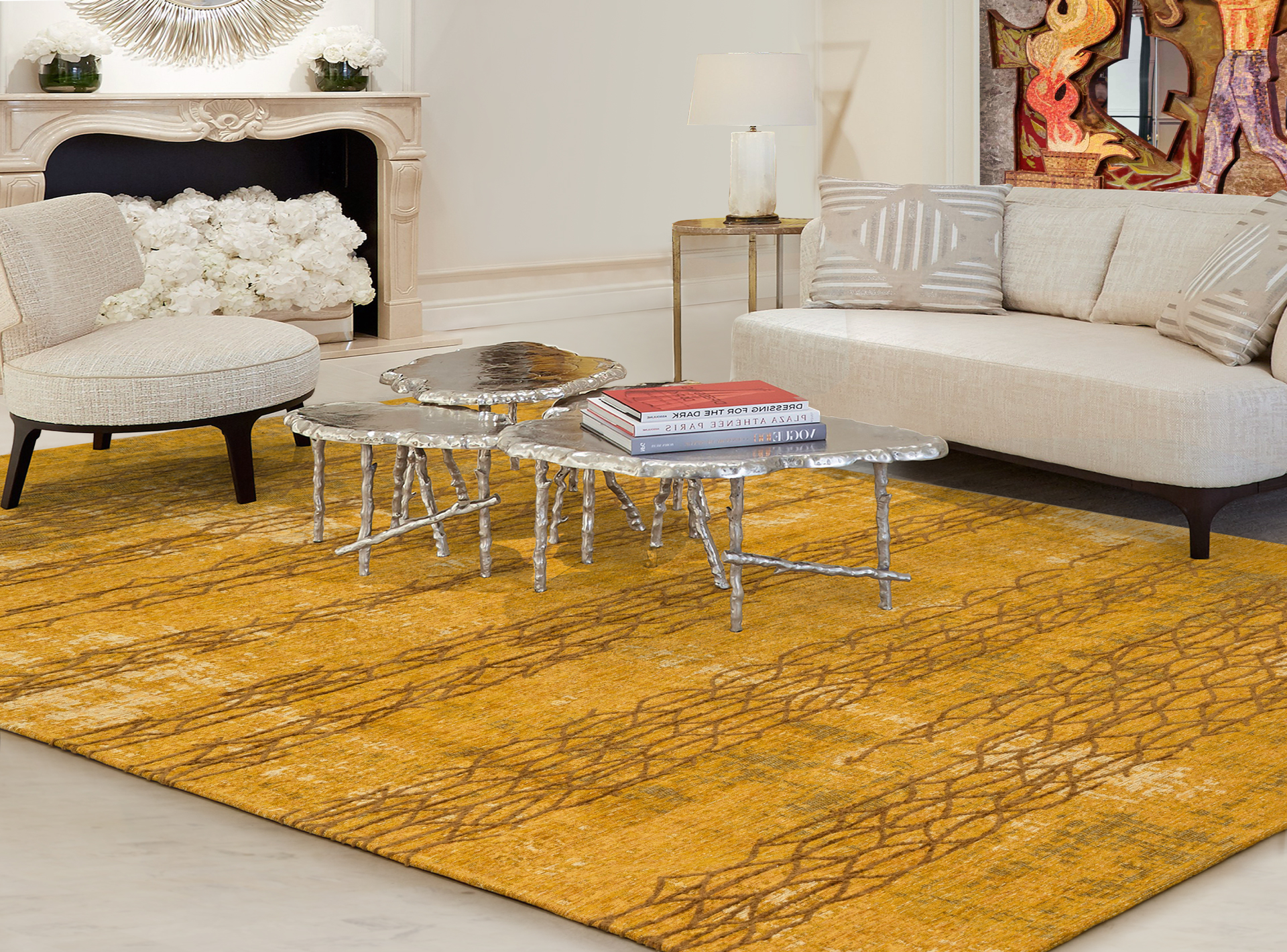 Tapete amarelo com padrão castanho numa sala com sofá bege e mesa de centro prateada