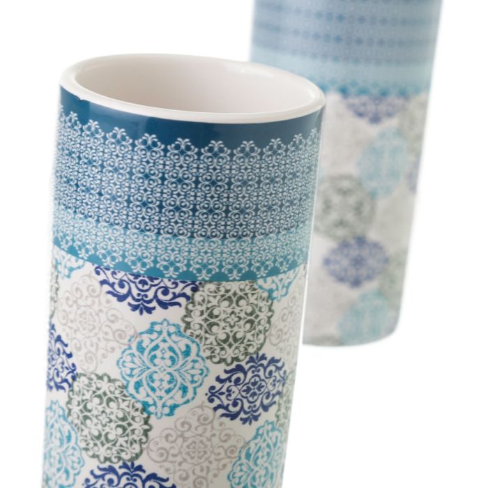 Conjunto de dois copos altos decorativos em cerâmica com padrões em azul e verde