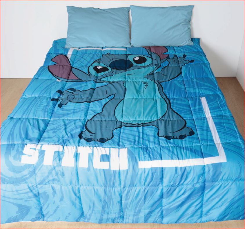Edredão azul com personagem Stitch e almofadas azuis sobre cama