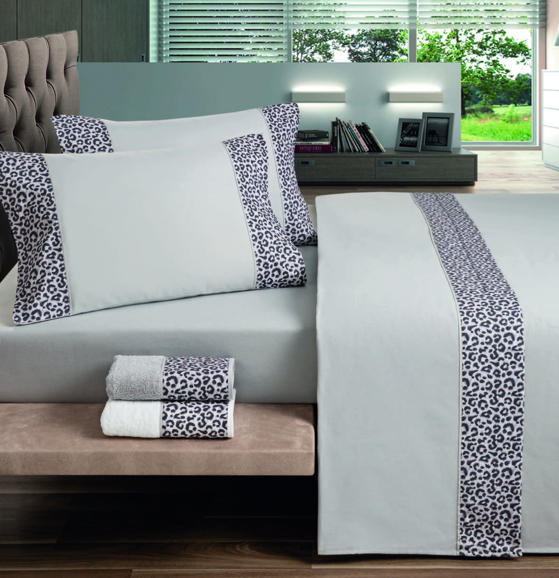 Roupa de cama branca com padrão animal nas bordas em quarto moderno