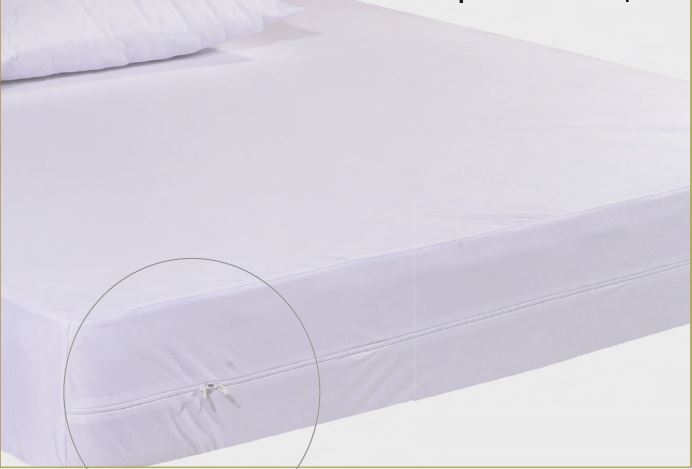 Colchão branco com capa elástica ajustada