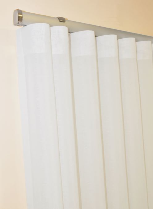 Cortina branca semitransparente pendurada numa vara de cortina metálica prateada