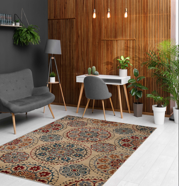 Tapete decorativo com padrão floral e geométrico em tons bege, vermelho, azul e cinza