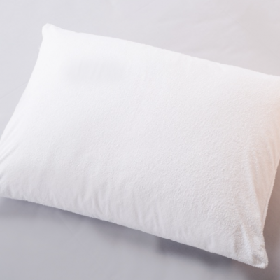 Travesseiro branco com capa texturizada sobre superfície branca