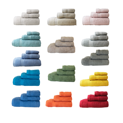 Conjuntos de toalhas em várias cores empilhadas em três tamanhos