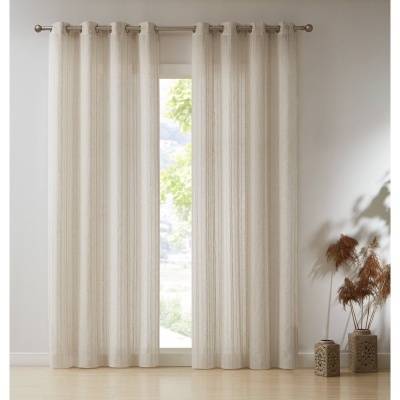 Cortinas bege claro em varão metálico com padrão listrado em ambiente minimalista com plantas secas