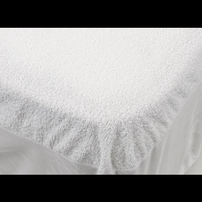 Lençol de algodão branco ajustado ao colchão com textura felpuda