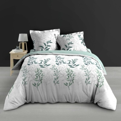 Conjunto de roupa de cama branca com padrão de folhas verdes e cinzentas, em quarto com parede preta e mesa de cabeceira com candeeiro