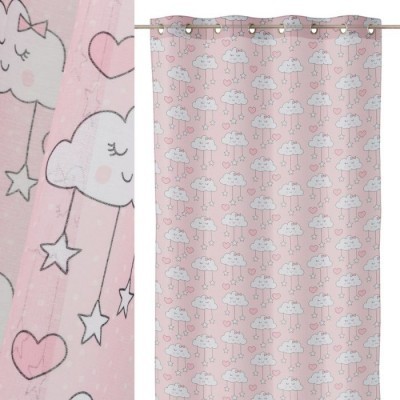 Cortina rosa com padrão de nuvens sorridentes, estrelas e corações